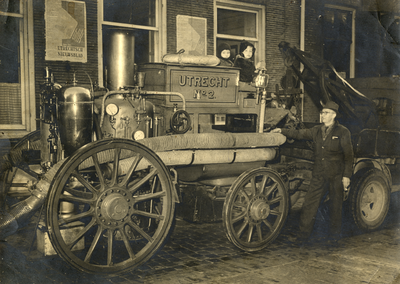 404441 Afbeelding van de stoombrandspuit Utrecht No. 2 op de Drift te Utrecht. De brandspuit uit 1906 was van de ...